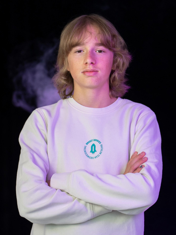 Portrait-Header-Simon-retuschiert https://rocket-rookies.com/wp-content/uploads/2025/08/Portrait-Header-Simon-retuschiert.png